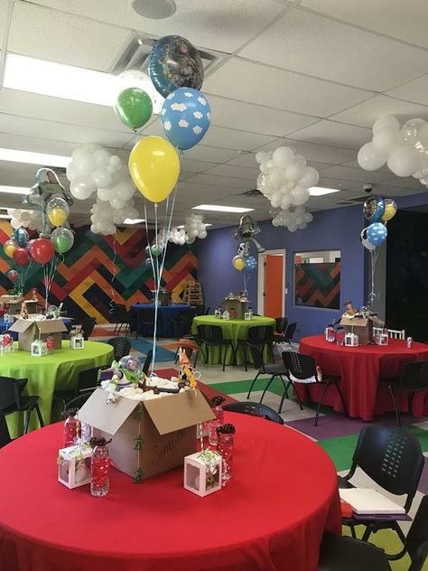 Toy Story Table Cloth Ideas, Toy Story 2nd Birthday Centerpieces, Toy Story Birthday Table Centerpieces, Toy Story Center Piece, Toy Story Birthday Party Centerpieces, Centros De Mesa Toy Story Ideas, Toy Story Birthday Centerpieces, Toy Story Centerpieces Diy, Toy Story Table Centerpieces