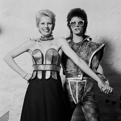 David Bowie wed his wife Angela (then Mary Angela Barnett) 1973 Angie Bowie, Angela Bowie, David Bowie Tattoo, Duncan Jones, Terry O Neill, Musica Disco, Mick Ronson, Bowie Starman, David Bowie Ziggy