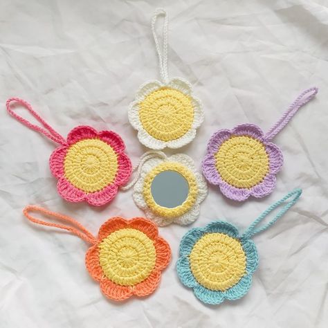 crochet daisy mirror keychain keyring bag charm bag accessories #crochet #mirrorkeychain #bagcharm #bagaccessories Crochet Mirror Keychain, Crochet Mirror Cover, Crochet Mirror, Crochet Mirror Charm, Crochet Bag Charm Free Pattern, Cute Crochet Bag Charms, Crochet Bag Charm, Crochet Daisy Keychain, Crochet Bagcharms