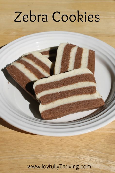 Zebra Cookies - Such a fun and delicious chocolate treat! Plus, it's a great idea if you're looking to cook something for the kids with the letter z. I love these cookies! Zebra Cookies, Fancy Foods, Chocolate Chip Shortbread Cookies, Best Holiday Cookies, Recipes Cookies, Chocolate Bundt Cake, Cranberry Cookies, Drop Cookies, Bundt Cakes Recipes