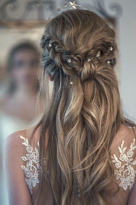 In awe of that glam bridal hair. Follow me for chic bridal looks, and give me your thoughts on this look. Glam Bridal Hair, Bride Winter, Winter Wedding Hair, Beautiful Bridal Hair, Bridal Hair Inspiration, Winter Bride, Bride Hair, Wedding Look, Dreamy Wedding