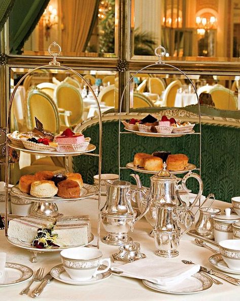 A tea at the Ritz Hotel? Take note of his unmistakable style. at the Ritz Hotel? Take note of his unmistakable style. ¿Una merienda en el Hotel Ritz? Toma nota de su estilo inconfundible. Oh the glitz and glamour of the @theritzlondon! Darling Afternoon Tea served in these beautiful dainty porcelain! #tea #teatime #teattable #teaserved #ritz #enjoy #home Tea Room Interior, The Ritz London, English Tea Time, Victorian Tea Room, Table Presentation, English Afternoon Tea, Ritz Hotel, English Tea Party, Palm Court