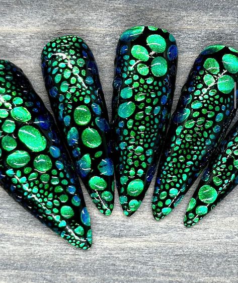 Dragon Scale Nail Art, Dragon Skin Nails, Godzilla Nails, Dragon Eye Nails, Dragon Nails Designs, Dragon Scale Nails, Reptile Nails, Chameleon Nails, Dragon Nails