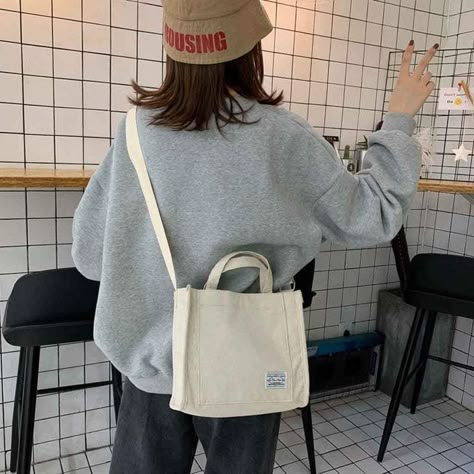 Tote Bag Outfit, Sac Tote Bag, Canvas Bag Design, Sacs Tote Bags, Tote Bag With Pockets, Diy Tote Bag, Handbags Casual, Creation Couture, Casual Tote