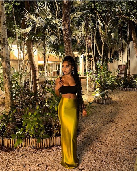 Botanical Garden Photo Shoot Black Women, Beach Vacation Black Women, Maxi Skirt Outfit Vacation, Bahamas Black Women, Island Girl Aesthetic Black Women, Bahamas Aesthetic Outfits, Jamaica Moodboard, Destin Outfits, Earthy Black Woman Aesthetic Outfits