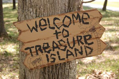 Treasure Island Birthday Party, Treasure Hunt Decoration Ideas, Diy Pirate Party Decorations, Treasure Island Decorations, Pirate Signs Diy, Vbs Treasure Theme, Pirate Diy Decorations, Pirate Vbs Decorations, Pirate Decorations Diy