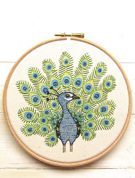 Peacock Embroidery Embroidery Hoop Patterns, Embroidery Peacock, Pineapple Embroidery, Peacock Embroidery Designs, Modern Hand Embroidery Patterns, Peacock Embroidery, Basic Hand Embroidery Stitches, Embroidery Lessons, Felt Embroidery