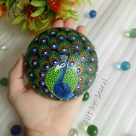 Handmade Decoration Ideas, Peacock Mandala, Mandala Painted Rocks, Mandala Rock Art, Art At Home, Stone Art Painting, Peacock Painting, Wine Glass Art, Mandala Art Lesson