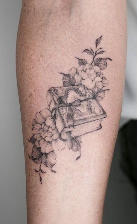 Book Tattoo Designs, Cottagecore Tattoos, Tattoos Space, Library Tattoo, Wanderlust Tattoos, Book Inspired Tattoos, Compass Tattoos, Tea Tattoo, Tattoos Dragon