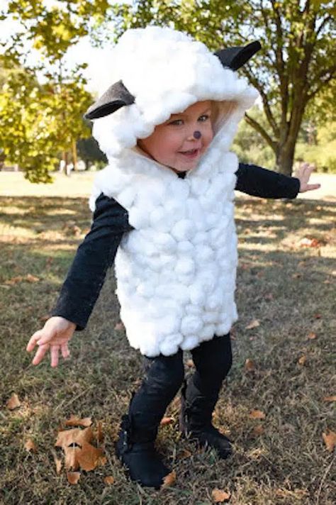 Los mejores disfraces caseros de Halloween para 2022 | Pequeocio Homemade Animal Costumes, Baby Sheep Costume, Diy Sheep Costume, Animal Costumes Diy, Farm Costumes, Farm Animal Costumes, Diy Sheep, Sheep Costume, Animal Costumes For Kids