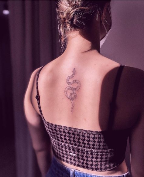 Cool Back Tattoos For Women, Back Tattoo Placement, Snake Shoulder Tattoo, Back Tattoo Placements, Back Tattoos For Women, Feminine Back Tattoos, Cool Back Tattoos, Snake Tattoo Design, Hi Fashion