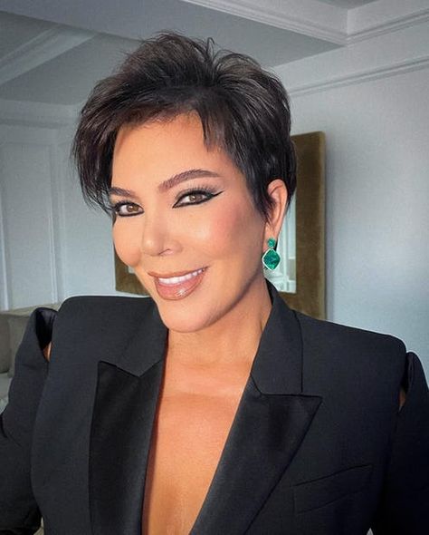 Kris Jenner Haircut, Kris Jenner Hair, Jenner Makeup, Hair Haircuts, Celebrity Lifestyle, Haircut And Color, Kris Jenner, Bob Haircut, Kardashian Jenner