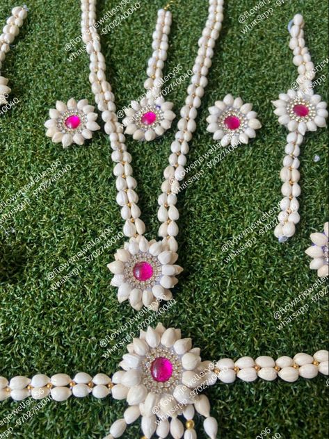 Floral Jewellery For Baby Shower Diy, Baby Shower Jewellery Indian, Flower Jewellery For Baby Shower Indian, Baby Shower Flower Jewellery, Maternity Jewelry, Baby Shower Jewellery, Baby Shower Jewelry, Flower Jewellery For Haldi, Fresh Flower Jewelry