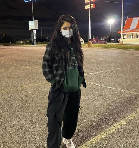 Flannel With Hoodie Outfit, Flannel And Hoodie Outfit, Winter Flannel Outfits, Hoodie And Flannel Outfits, Mode Grunge, Looks Pinterest, Shotting Photo, Tomboy Style Outfits, Streetwear Fashion Women