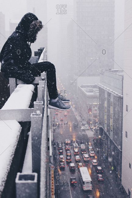 Person sitting on the ledge of a skyscraper in Chicago, Illinois in winter, snow and traffic Back Drawing, Pencil Drawing Tutorials, One Point Perspective, Art Advice, The Ledge, Concept Art World, Money Images, Perspective Art, Cyberpunk City