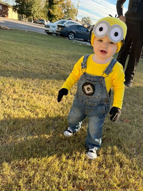 Boys Costume Ideas For Kids, Kid Minion Costume Diy, Homemade Minion Costume Kids, Kindergarten Costume Ideas, Kids Boys Halloween Costumes, Halloween Toddler Costumes Boy, Halloween Costume 1 Year Boy, Toddler Minion Costume Diy, Easy Toddler Costumes Boy