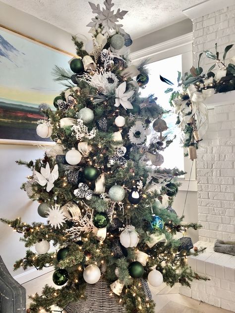 Green And White Christmas Tree, Green And White Christmas, Christmas Decorations Living Room, White Christmas Tree, Tree Ideas, Ornaments Christmas, Decorations Ideas, White Christmas, Green And White