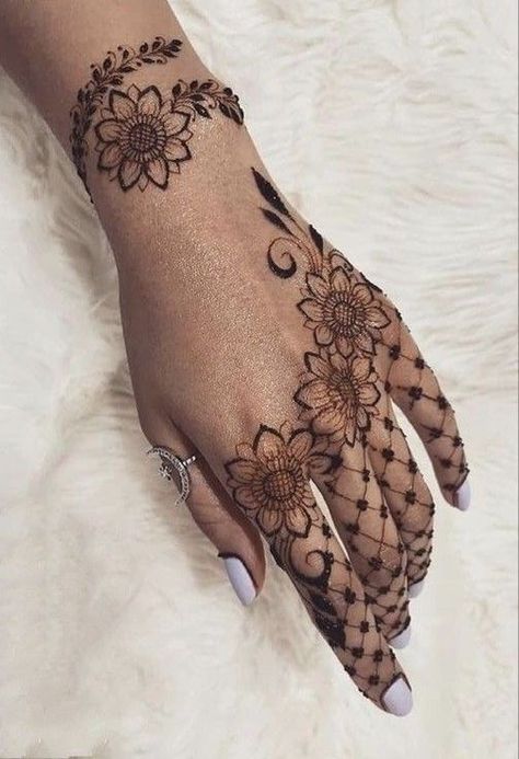 Princess Vibe, Inai Pengantin, Persian Princess, Cute Henna Tattoos, Arabic Henna Designs, Cute Henna, Tato Henna, Finger Henna Designs, Eid Mehndi Designs