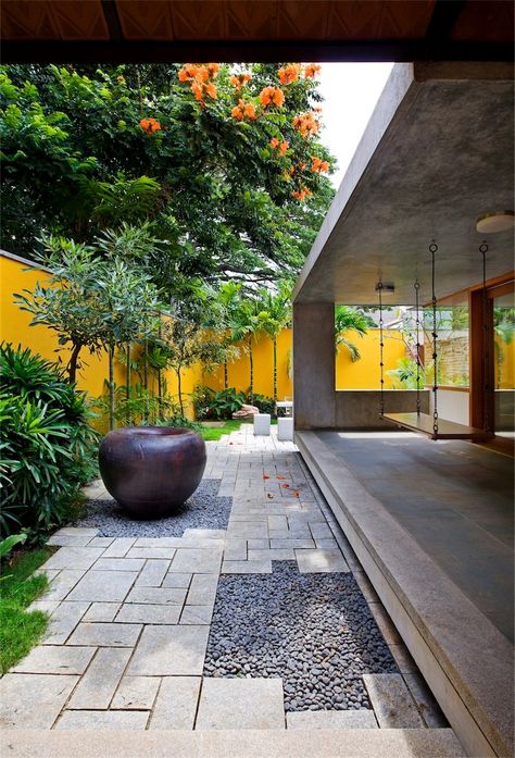 Vibrant home abounding in light and color: Library House in India Library House, Pathway Landscaping, Human Eyes, Desain Lanskap, Garden Pictures, Paver Patio, Modern Landscaping, Outdoor Design, Modern Garden