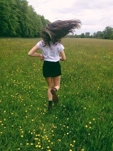 Voando Como Um Ventilador: Cabelos Ao Vento Pose References, Poses References, Pose Reference, American Girl, Skater Skirt, Wattpad, Models, Memes, Hair