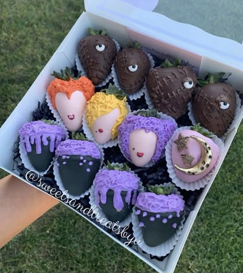 Hocus Pocus Cake Pops Ideas, Hocus Pocus Strawberries, Hocus Pocus Chocolate Strawberries, Hocus Pocus Cake Pops, Cute Halloween Chocolate Covered Strawberries, Halloween Berries, Horror Strawberries, Ghost Face Chocolate Covered Strawberries, Halloween Themed Chocolate Strawberries