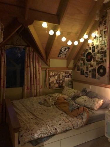 Coffee Shop Inspired Bedroom, Comfy Bedroom Aesthetic Vintage, Aesthetic Loft Bedroom Cozy, Attic Room Ideas Aesthetic, Cozy 80s Bedroom, Dream Room Inspiration Cozy, Small Town Bedroom Aesthetic, Bedroom Reference Photo, Cozy Wooden Bedroom