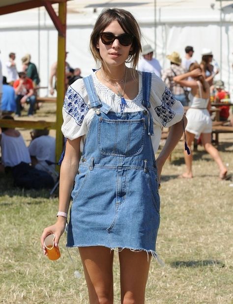 Alexa Chung Tops Outfit, Alexa Chung Style, Denim Pinafore Dress, Queen Style, Denim Pinafore, Cooler Style, Dungaree Dress, Denim Overall Dress, Ashley Olsen