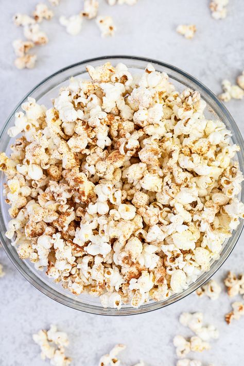 Spicy Popcorn - The Best Party Popcorn Sweet Popcorn Seasoning, Cinnamon Sugar Popcorn, Flavored Popcorn Recipes, Cinnamon Popcorn, Sugar Popcorn, Spicy Popcorn, Savory Popcorn, Savory Snack Recipes, Spiced Popcorn