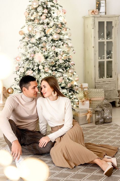 Christmas Tree Poses Family, Studio Christmas Photos Couple, Couple Christmas Photoshoot Studio, Elegant Christmas Photoshoot Family, Christmas Photoshoot Couples, Christmas Photoshoot Ideas For Couples, Christmas Studio Photoshoot, Couple Christmas Photoshoot, Christmas Photography Couples