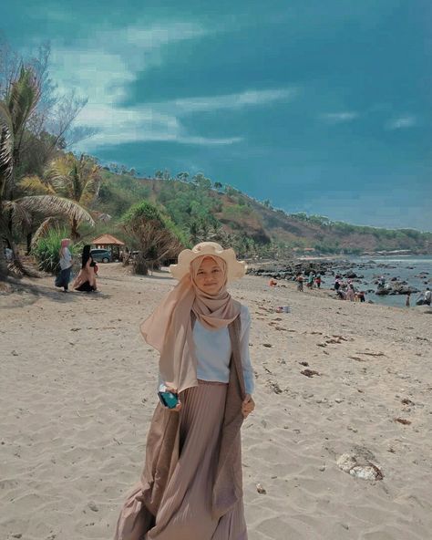 Outer panjang setengah lengan cocok dipakai dengan rok plisket jika ingin kepantai! Ootd Kepantai, Ootd Outer, Outer Panjang, Ootd Pose, Ootd Poses, Style Hijab, Ootd Hijab, Sleepwear Women, Muslim Fashion