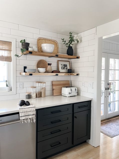 Black White And Wood Decor, White And Wood Decor, Tiny Kitchens, Decorating Above Kitchen Cabinets, Mobile Home Decorating, Shelving Ideas, Kitchen Dinning, Kitchen Inspiration Design, White Kitchen Cabinets