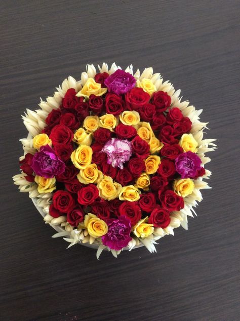 Flower seer thattu Rukhawat Ideas, Thattu Decoration, Plates Decoration Ideas, Engagement Plates, Engagement Plate, Fruit Plate Decoration, Haldi Ceremony Decorations, Plates Ideas, Baby Shower Plates