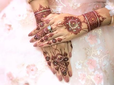 Henna wedding maroon mehndi Henna Wedding Maroon, Inspo Henna, Henna Maroon, Wedding Maroon, Wedding Henna Designs, Henna Pen, Henna Wedding, White Henna, Maroon Wedding