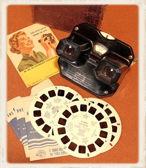 The View-Master was introduced at the 1939 New York World's Fair. This model is a Type C, circa 1950. "See Pictures Come to Life!" Vintage Christmas Toys, View Master, Vintage Memory, Vintage Life, World's Fair, Double Trouble, Childhood Toys, Garage Sale, Classic Toys