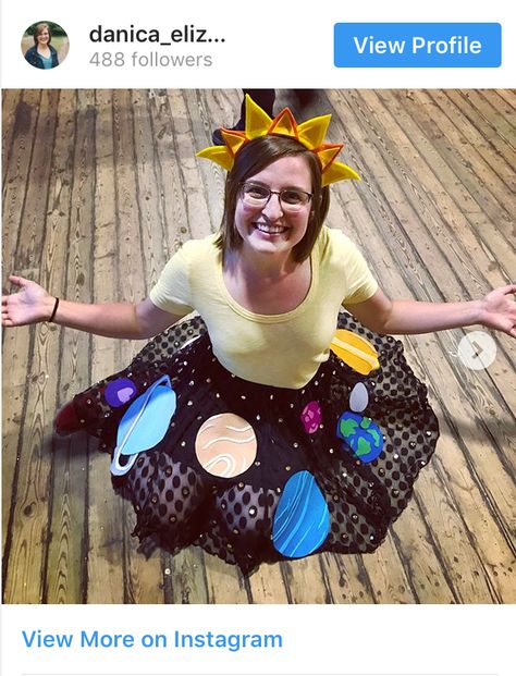 found this on popsugar.com… love this idea!! Halloween Costumes Pirate, Teen Costumes, Cheer Dress, Space Costumes, Halloween Science, Clever Halloween, Masquerade Theme