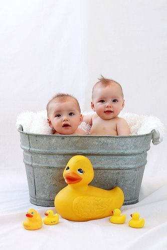 Twins in washtub with rubber ducks. . . cute baby photography idea. Twin Babies Pictures, Twin Baby Photography, Twin Baby Photos, 6 Month Baby Picture Ideas, Twin Pictures, Twin Photography, Bath Photography, Twin Photos, Cute Babies Photography