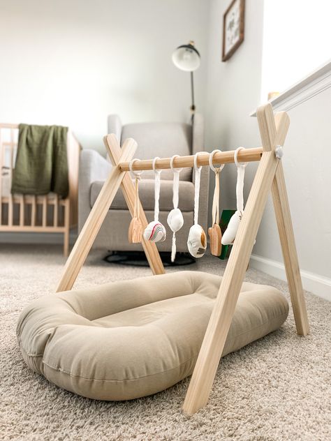 Nursery Decor Neutral Beige, Small Newborn Room, Nursery With Bed For Mom, Nuetral Baby Room, Aesthetic Baby Toys, Cute Cribs, Newborn Room Design, Boy Nursery Furniture, Baby Bedroom Ideas Newborn