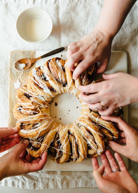 How To Make a Cinnamon Roll Wreath Simple Rolls, Cinnamon Roll Wreath, Breakfast Roll, Roll Wreath, Sticky Buns Recipes, Baking School, Bread Rolls Recipe, Breakfast Rolls, Yeast Breads