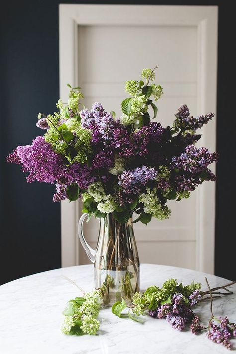 a simple, statement-making lilac bouquet or table centerpiece to celebrate spring. #DIY #flowerarrangement #lilac #springflowers #flowers Spring Flower Arrangements Centerpieces, Lilac Bouquet, Spring Flower Arrangements, Flower Arrangements Diy, Beautiful Flower Arrangements, Lilac Flowers, Diy Bouquet, Deco Floral, Flower Farm