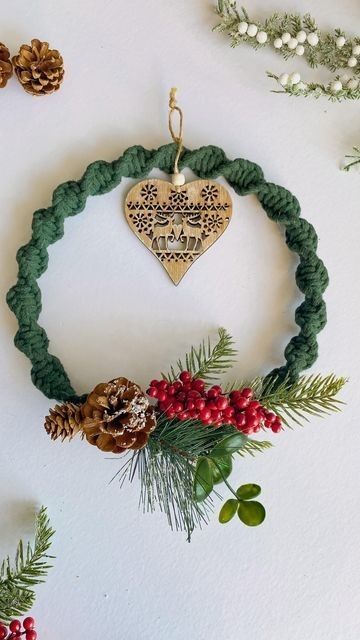 Macrame Wreath Christmas, Macrame Wreath Tutorial, Holiday Macrame, Macrame Christmas Wreath, Macrame Wreath, Christmas Door Hangings, Tutorial Macramé, Christmas Mandala, Crochet Ornament Patterns