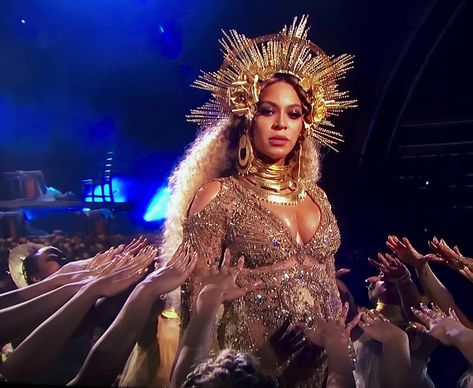 Beyoncé looks like a golden goddess at the 2017 Grammys. Here is how to do her makeup, step by step. Beyonce Memes, Golden Makeup, Brow Stylist, Beyoncé Giselle Knowles-carter, Makeup Step By Step, Blue Ivy, George Michael, Queen B, Instagrammer