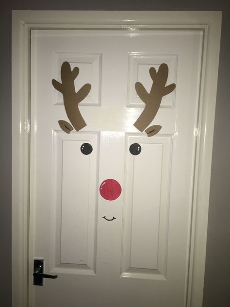 Reindeer Door Decoration Christmas, Reindeer Door Decoration, Door Decoration For Christmas, Bozicne Dekoracije, Reindeer Door, Holiday Door Decorations, Diy Christmas Door, Christmas Arts, Christmas Reindeer Decorations