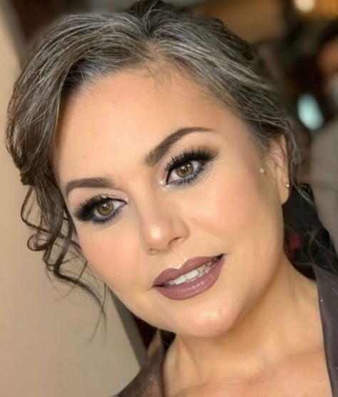 Over 50 Makeup For Wedding, Makeup Pele Madura, Mother Of The Bride Makeup Over 50 Brown Eyes, Mother Of The Bride Makeup Over 50, Mother Of The Bride Make Up Over 50, Mob Makeup, Mother Of Bride Makeup, Eye Makeup Products, Party Eye Makeup