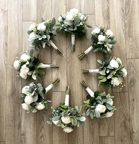 White Flower Arrangements Wedding, Minimalist Wedding Bouquet, Greenery And White Wedding, One Tier Cake, Bouquet Eucalyptus, Eucalyptus Wedding Bouquet, Silk Flower Wedding Bouquet, Greenery Wedding Bouquet, Flowers Eucalyptus