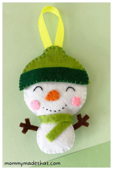 Felt Snowman Ornament Free Sewing Pattern Felt Snowman Ornament, Felt Ornaments Diy, Handmade Felt Ornament, Handmade Gifts For Friends, Felt Snowman, Felt Crafts Christmas, Felt Christmas Decorations, Free Sewing Pattern, Fun Christmas Crafts