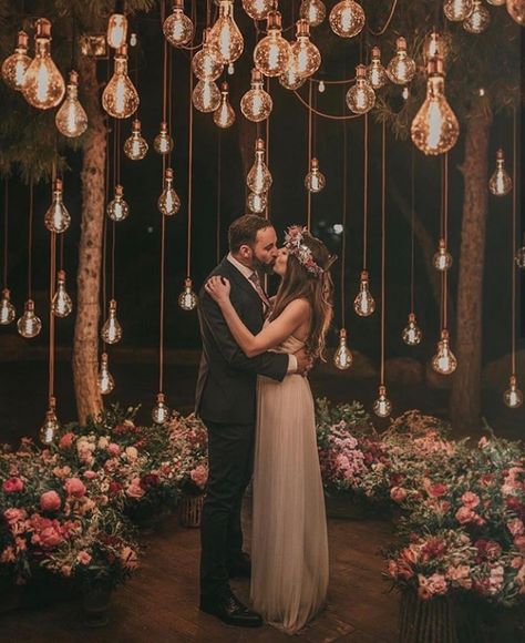 Edison Bulb Wedding, Night Wedding Photos, Night Time Wedding, Gifts Creative, Wedding Forward, Marriage Ceremony, Wedding Memorial, Wedding Cake Designs, Edison Bulb