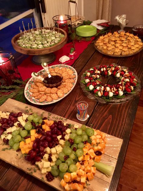 My Christmas progressive dinner appetizer table. Looked pretty, tasted even better. :) Progressive Appetizer Party, Bbq Backyard, Neighborhood Activities, Appetizer Table, Dinner Party Appetizers, Tapas Party, Progressive Dinner, Appetizers Table, Birthday 30