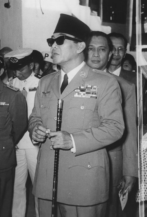 Men Picture Poses, Bung Karno, Ray Ban Wayfarer, History People, Founding Fathers, Guy Pictures, Vintage Photographs, Picture Poses, Ray Ban