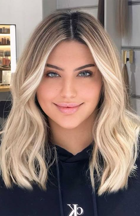 Blonde Hair Color Shoulder Length, Medium Blonde Ombre Hair, Blond Shoulder Length Hair With Layers, Midi Blonde Hair, Vanilla Blonde Balayage Short Hair, Mid Length Haircut Blonde, Shoulder Length Hair Blonde Highlights, Trendy Medium Length Haircuts Straight, Medium Length Blonde Highlights