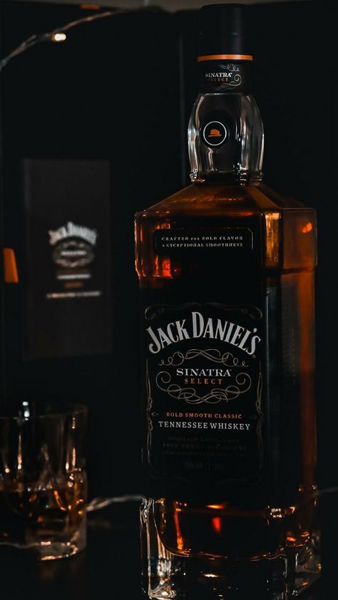 Alcohol Wallpaper Iphone, Liquor Wallpaper, Jack Daniel Aesthetic, Mafia Lifestyle, Whisky Jack Daniels, Whisky Jack, Alcoholic Drinks Pictures, Caw Caw, Whiskey Flask